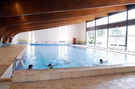 Bassin de la piscine intercommunale de Rieupeyroux